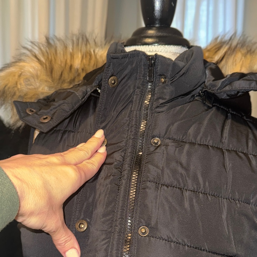 Love Tree Women’s Black Quilted Puffy Vest Removable Faux Fur Trim Hood Medium - Picture 16 of 17